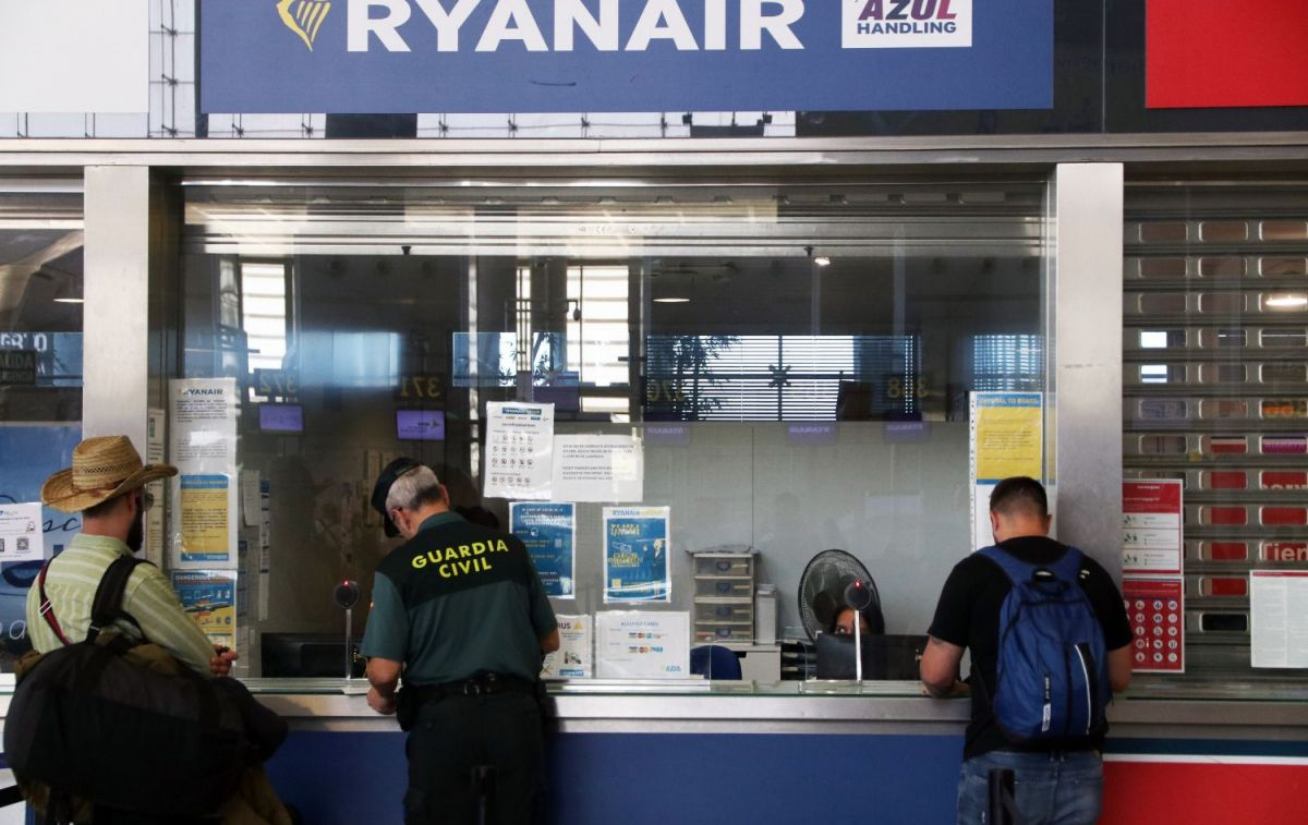 Algunos pasajeros hacen gestiones en un puesto de Ryanair / EUROPAPRESS