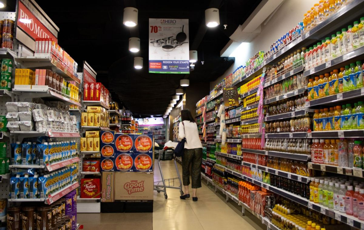 Una mujer se pasea por los pasillos de un supermercado / PEXELS