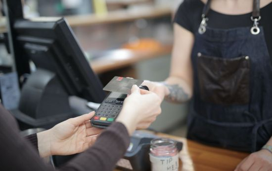 Una persona realiza un pago con tarjeta / PEXELS Una persona realiza un pago con tarjeta / PEXELS
