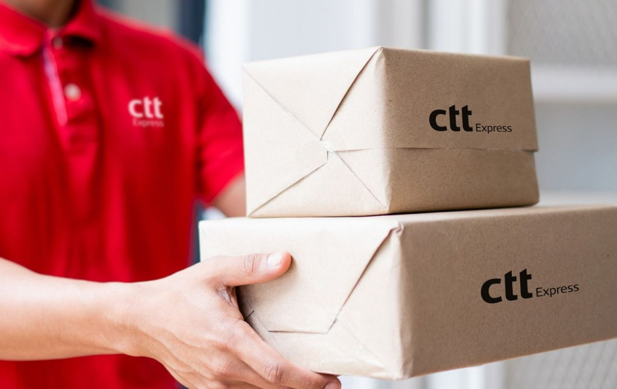 Un trabajador de la empresa de reparto de paquetería CTT realiza una entrega / CTT EXPRESS