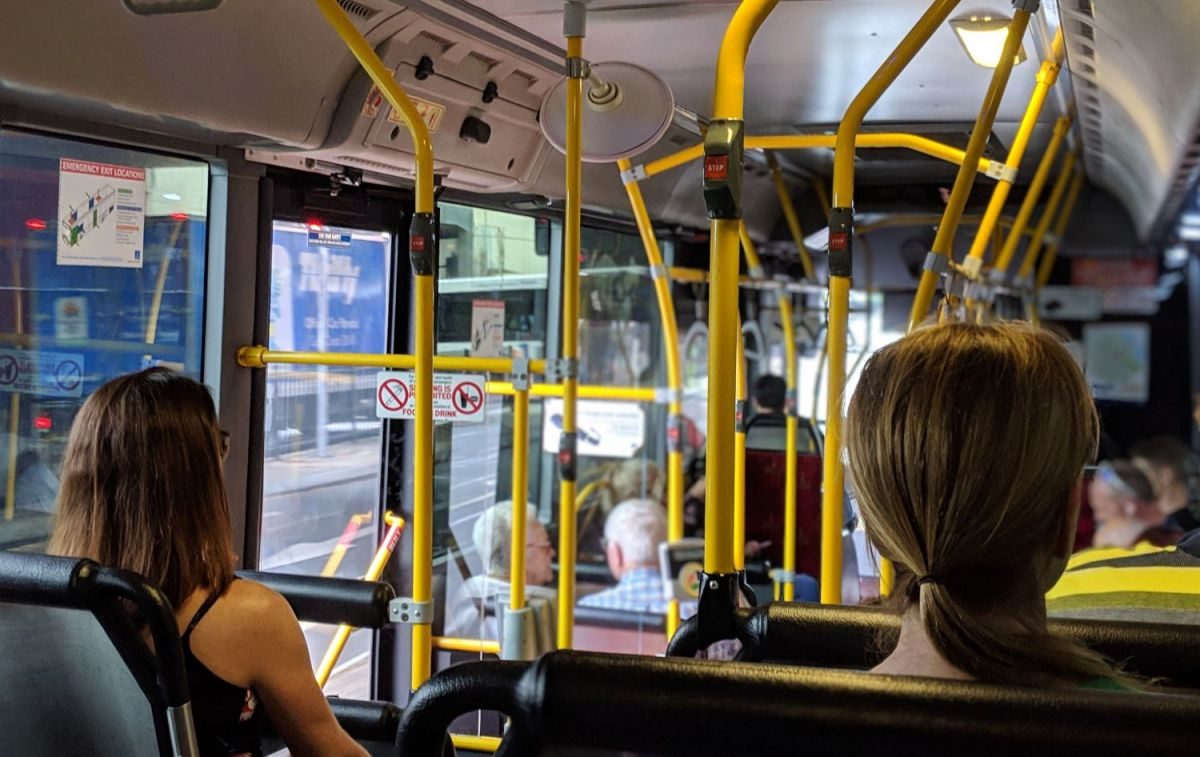 Varias personas en un autobús / UNSPLASH