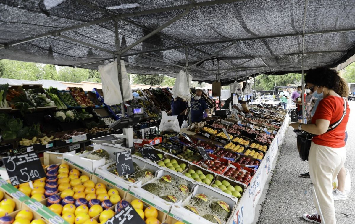 Un mercadillo de un pueblo donde se puede ahorrar en fruta y verdura / EP