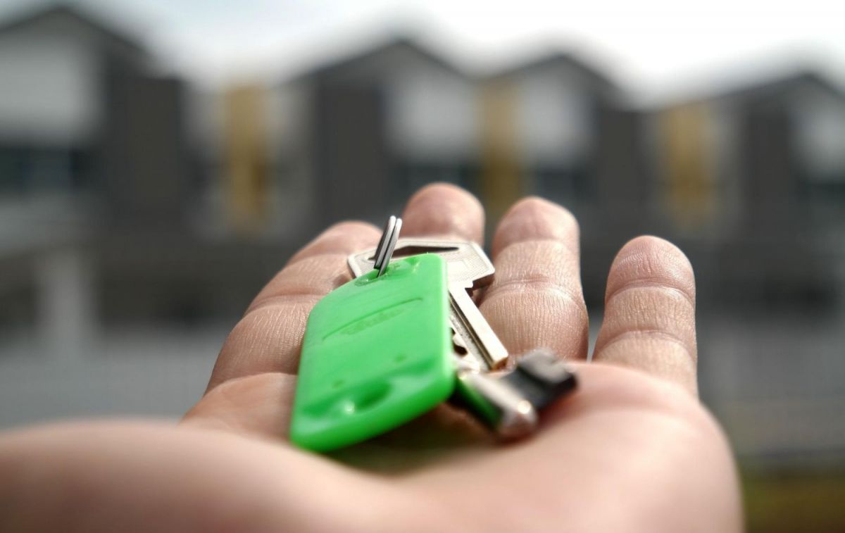 Una persona con las llaves de su casa en la mano tras firmar una hipoteca / PIXABAY