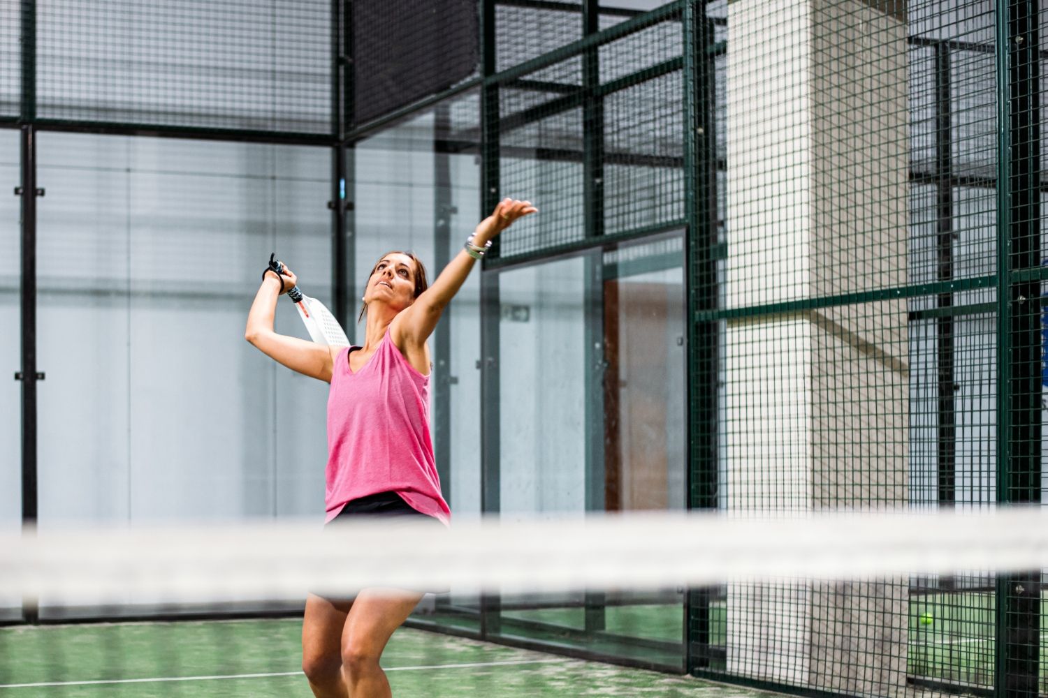 Una mujer juega a pádel / FREEPIK