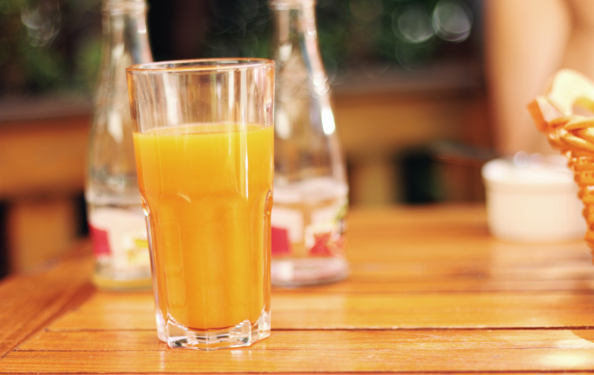 Vaso de zumo de mandarina / PEXELS