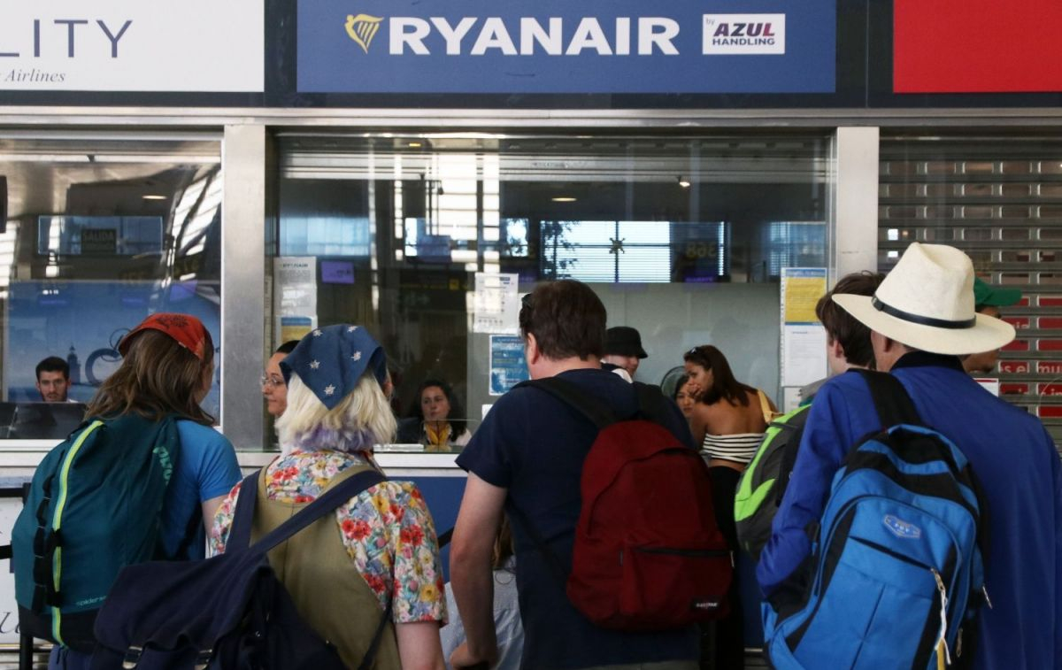 Pasajeros de Ryanair hacen cola frente a una de las oficinas de la compañía en uno de los aeropuertos españoles / EP