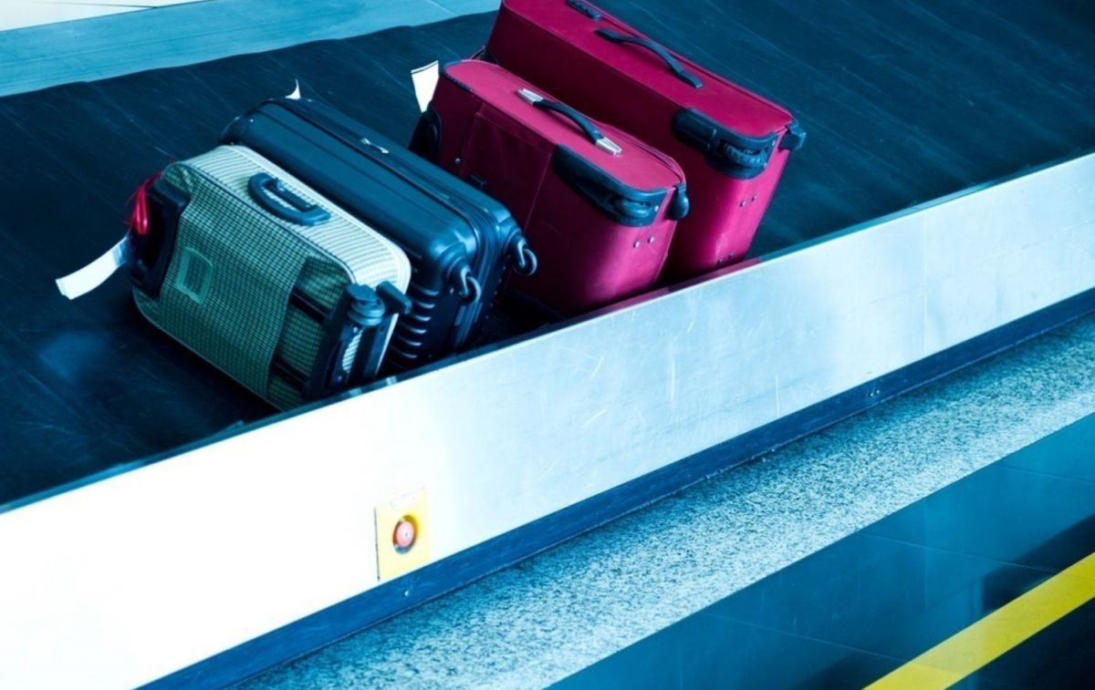 Varias maletas en la cinta transportadora de un aeropuerto / EP