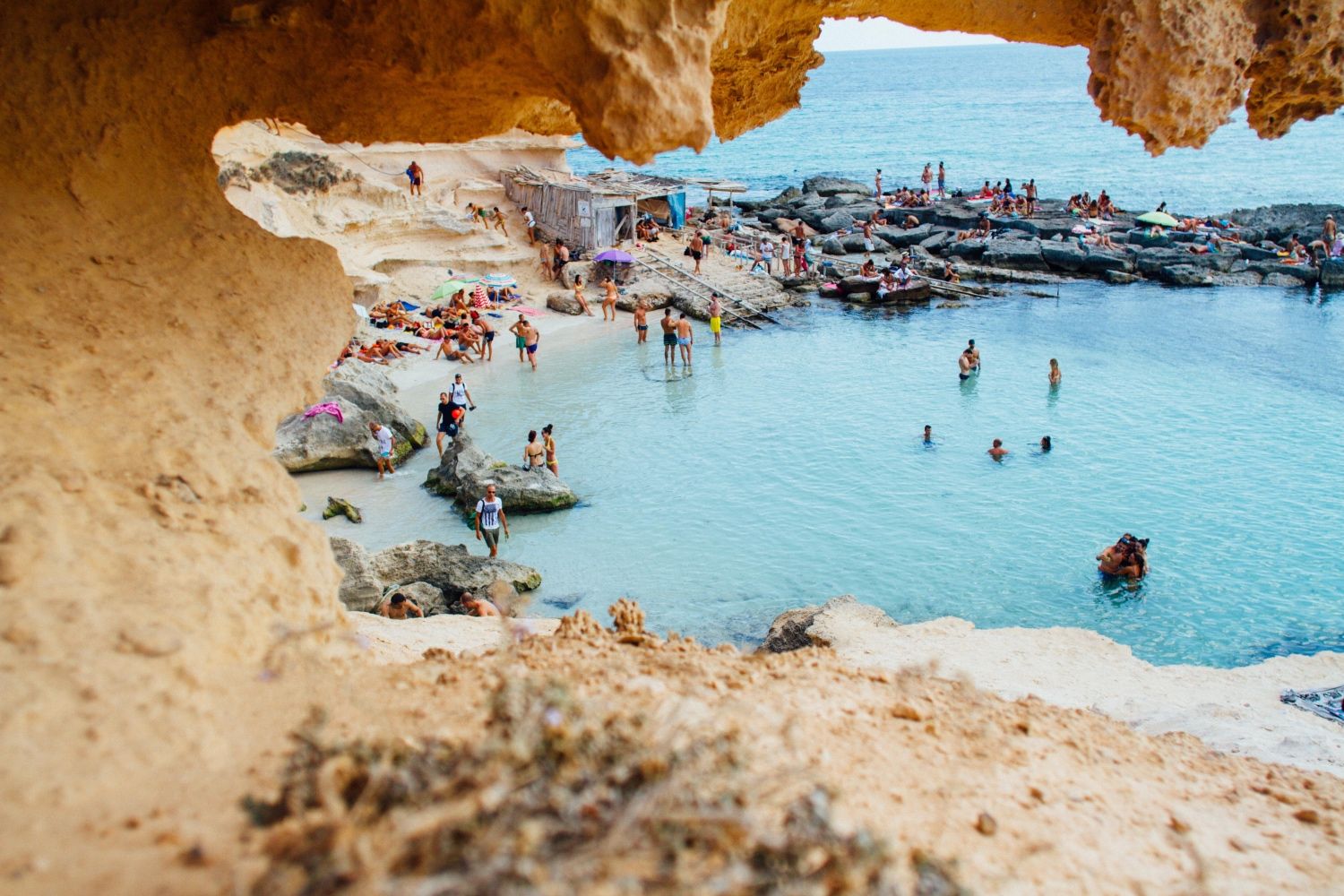 Una playa en plenas vacaciones de verano / PEXELS