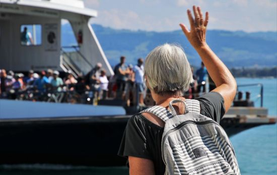Una mujer se despide de unos pasajeros que ya están en un barco / PIXABAY Una mujer se despide de unos pasajeros que ya están en un barco / PIXABAY
