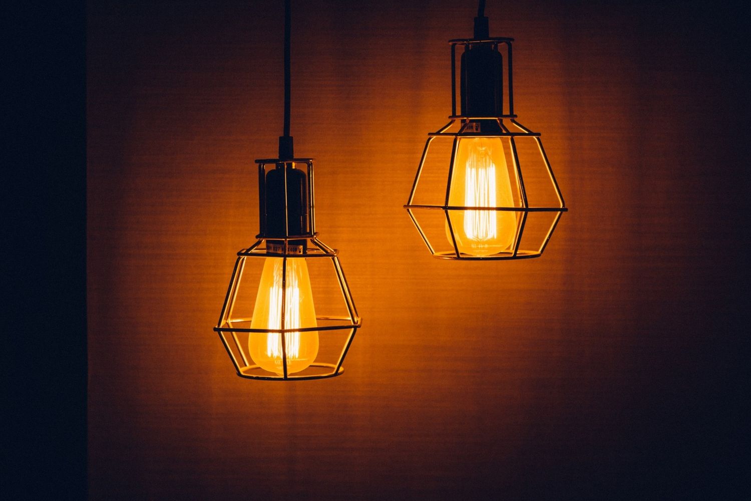Unas bombillas emiten luz / PIXABAY