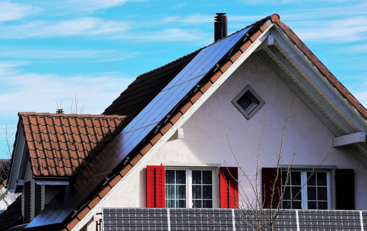 Una casa con placas solares que generan su propia electricidad / PIXABAY