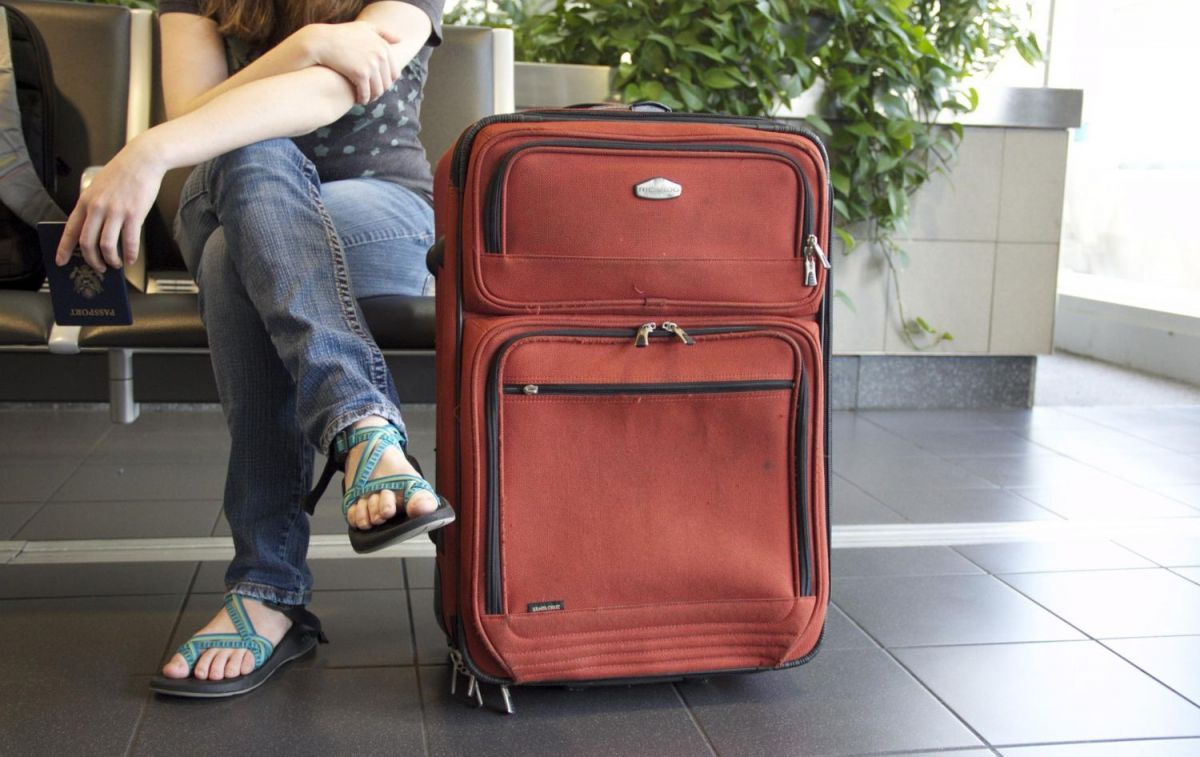 Una persona con su equipaje antes de coger un vuelo / PIXABAY