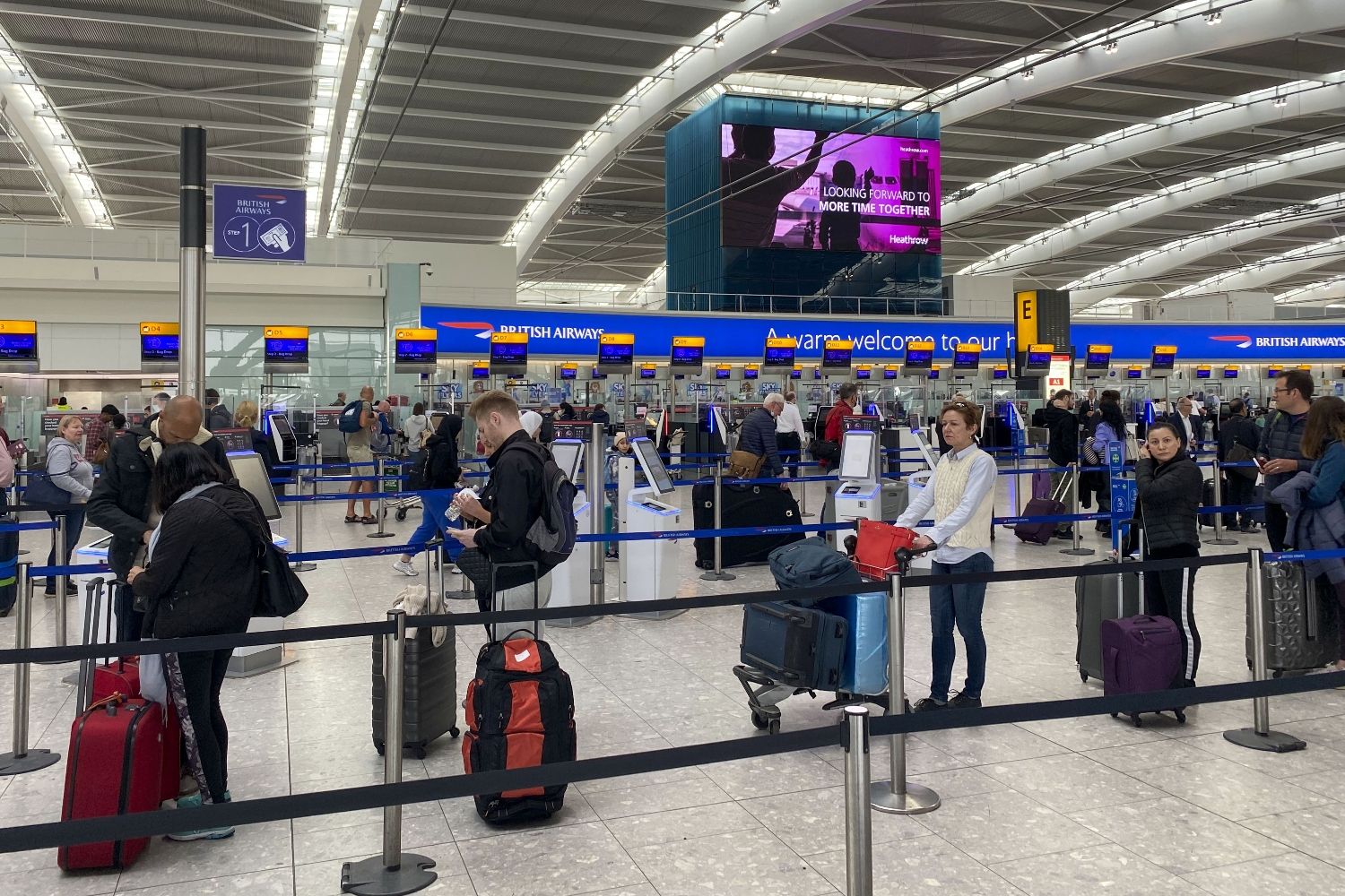 Varios pasajeros con sus maletas en el aeropuerto / EP