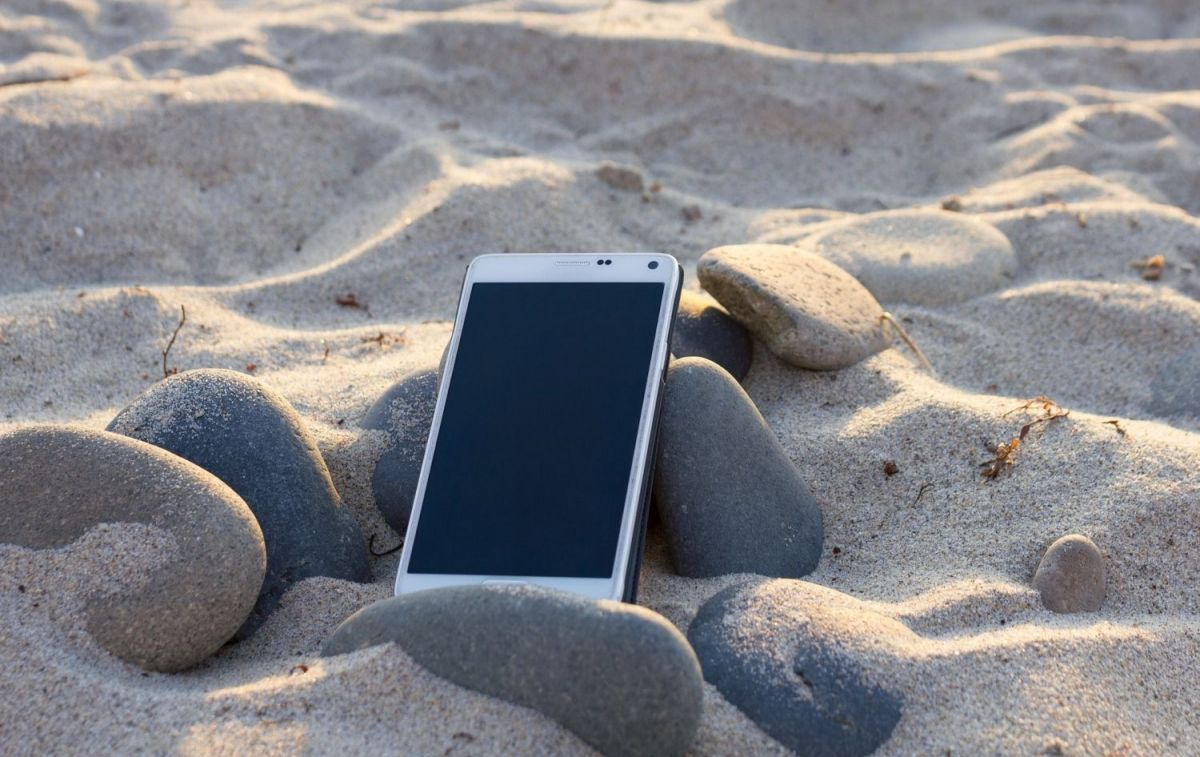 Un móvil en la playa / PIXABAY