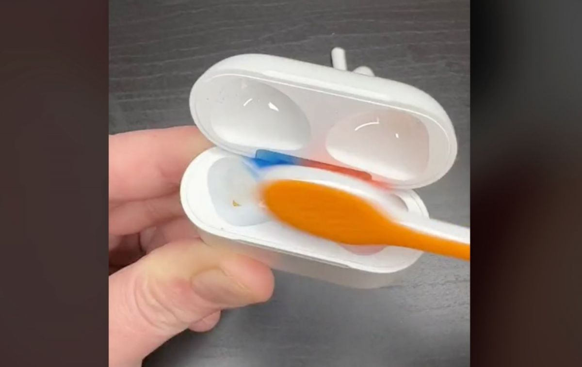 El truco para limpiar estuche de carga de unos AirPods con un cepillo de dientes / TIKTOK