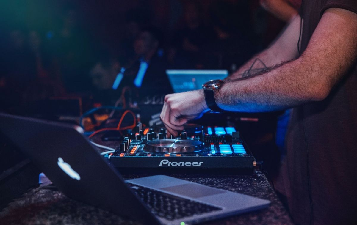 Un DJ pincha música en una boda / PEXELS