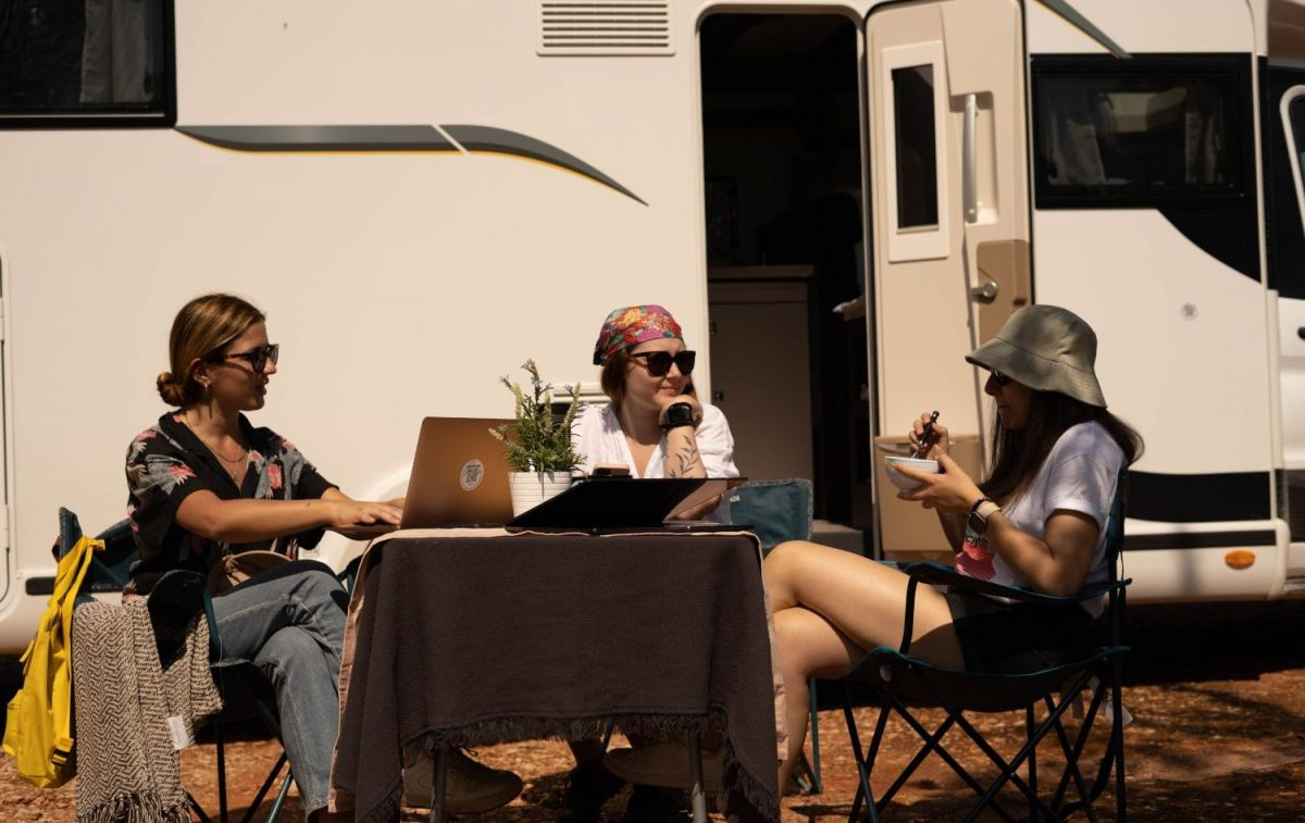 Tres personas acampan con su autocaravana / SECRETSTOP