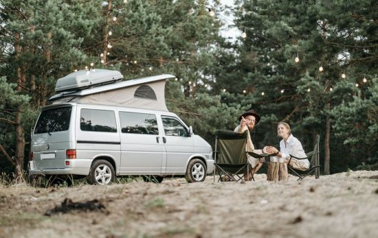 Una pareja junto a su furgoneta cámper / PEXELS Una pareja junto a su furgoneta cámper / PEXELS