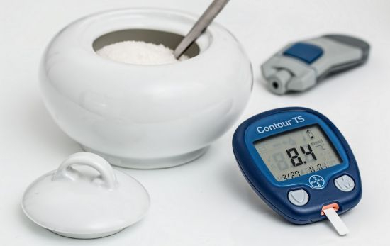 Un bol con azúcar junto a varios dispositivos para la diabetes / PIXABAY Un bol con azúcar junto a varios dispositivos para la diabetes / PIXABAY