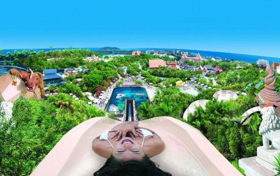 Una chica antes de deslizarse por un tobogán del parque acuático Siam Park, donde se producen largas colas / SIAMPARK Una chica antes de deslizarse por un tobogán del parque acuático Siam Park, donde se producen largas colas / SIAMPARK