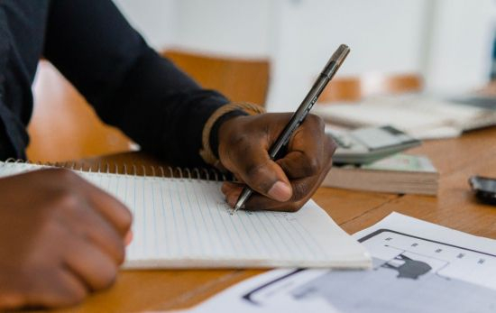 Una persona escribe su lista de tres cosas positivas / PEXELS Una persona escribe su lista de tres cosas positivas / PEXELS