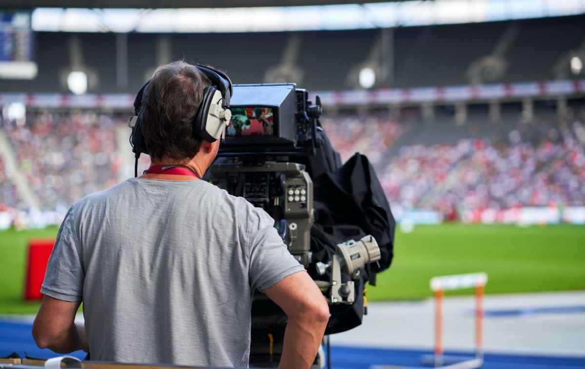 Un operador de cámara durante la retransmisión de un partido de fútbol / UNSPLASH