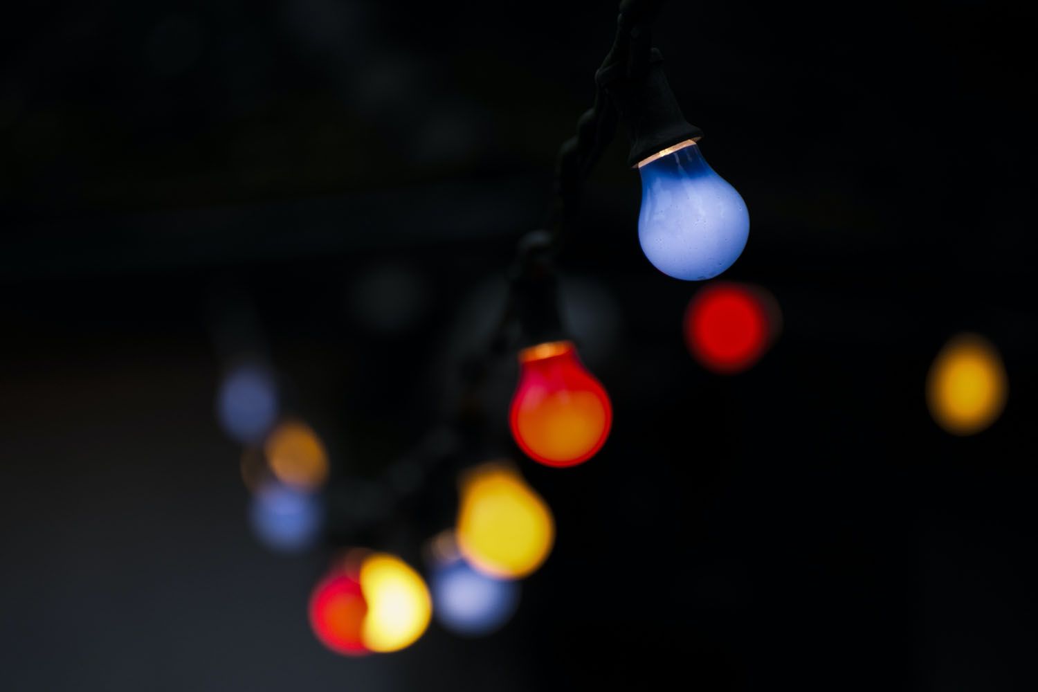 Bombillas de colores que sufren el alto precio de la luz PEXELS