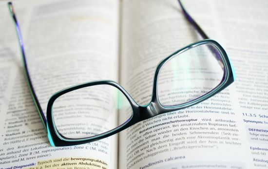 Unas gafas sobre un libro / PEXELS