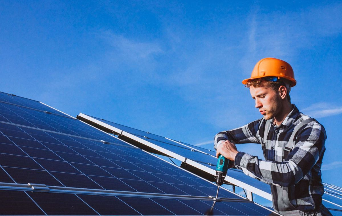Un hombre instala placas solares para reducir la factura de la luz / FREEPIK Un hombre instala placas solares para reducir la factura de la luz / FREEPIK