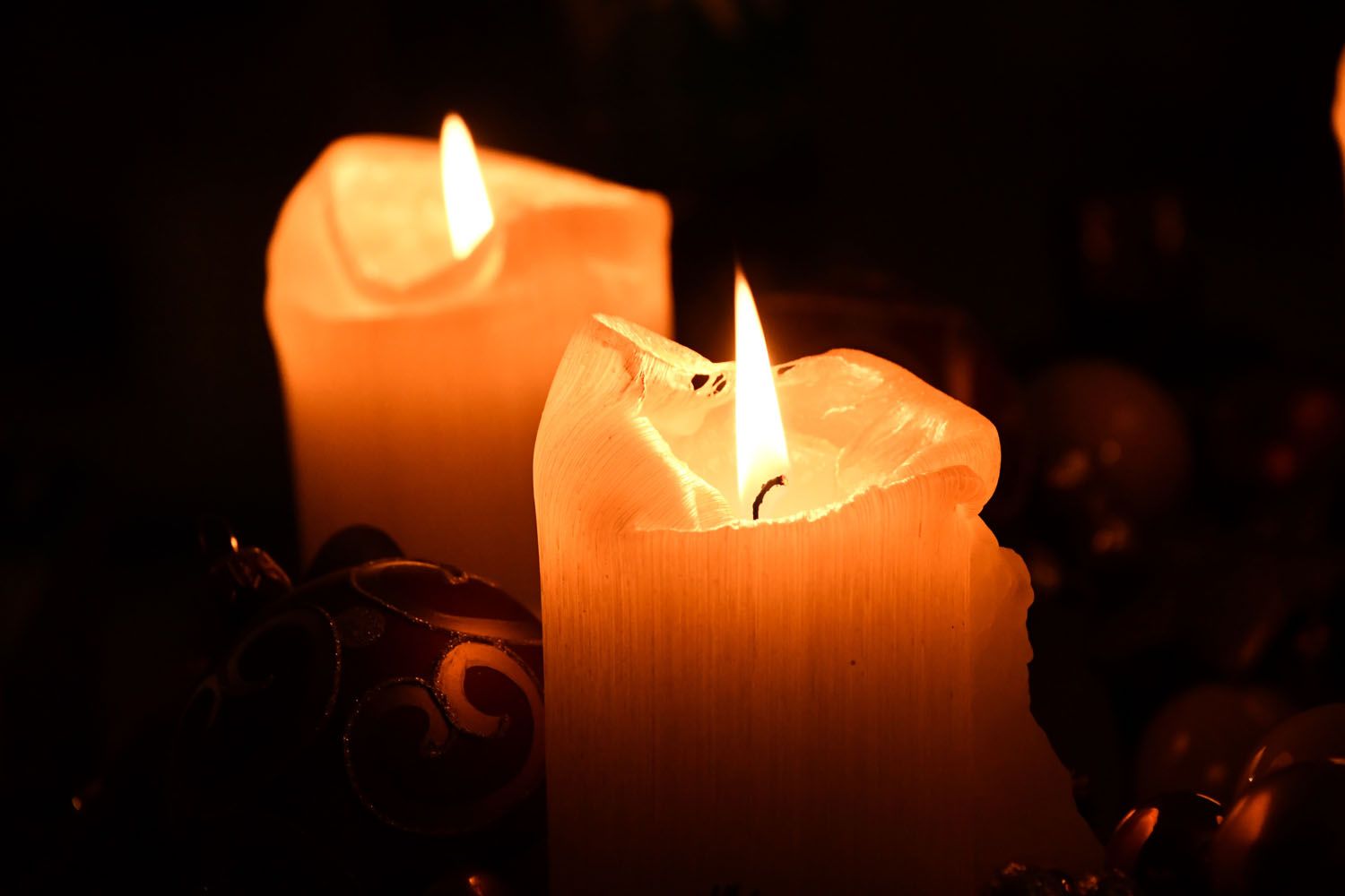 Dos velas encendidas para iluminar una estancia y evitar así el alto precio de la luz / PEXELS Dos velas encendidas para iluminar una estancia y evitar así el alto precio de la luz / PEXELS