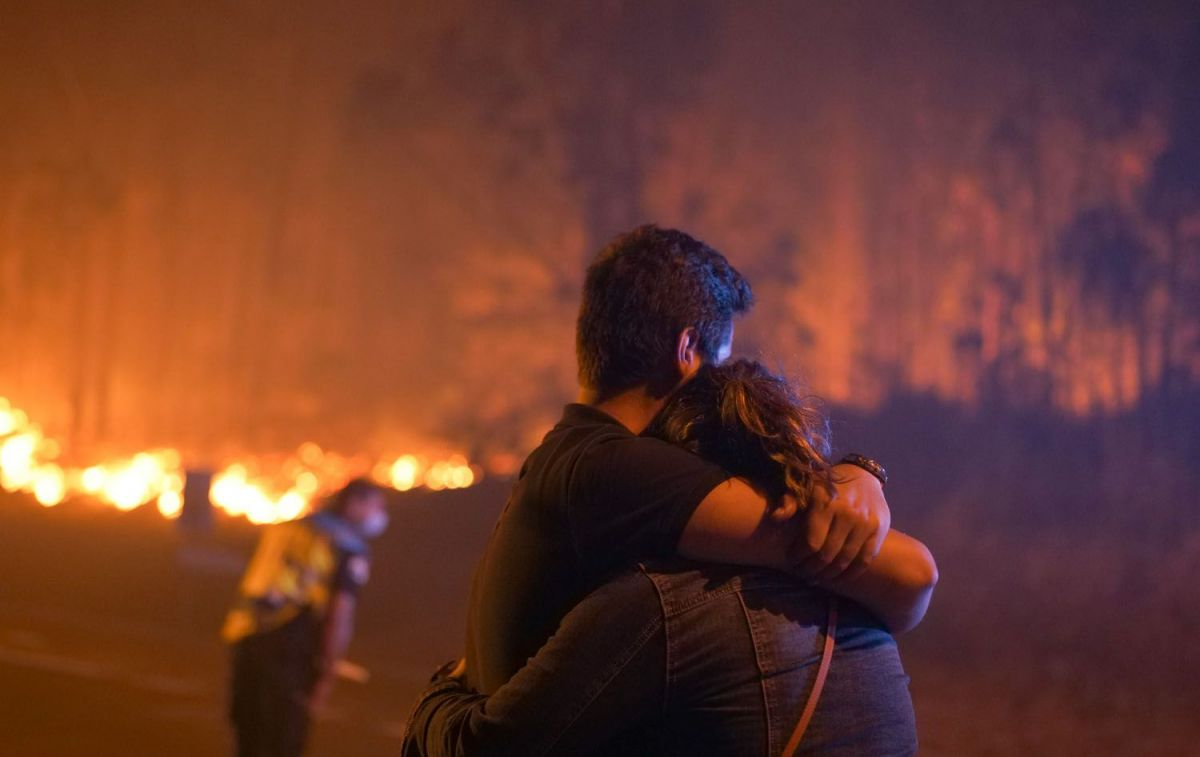 Dos personas se abrazan en las inmediaciones del incendio, a 5 agosto de 2022, en O Vento (Pontevedra, Galicia) / EP