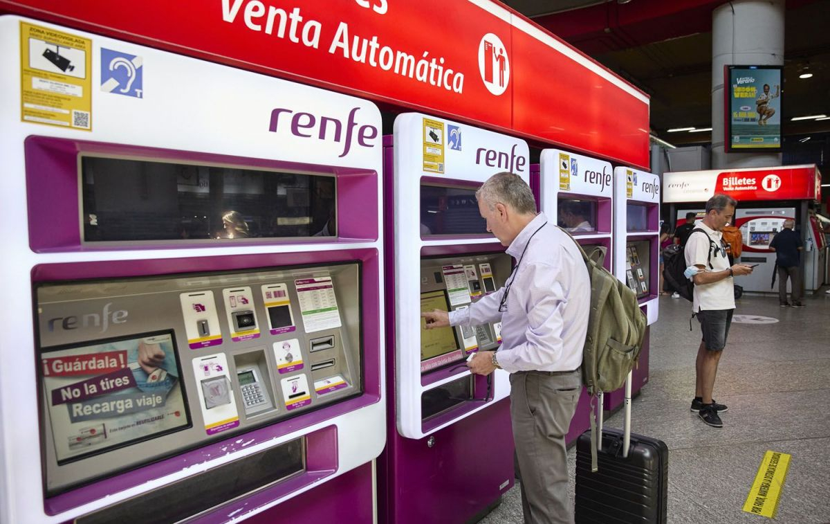 Una persona en una de las máquinas de venta de billetes de Renfe en la estación Madrid Atocha Cercanías / EP