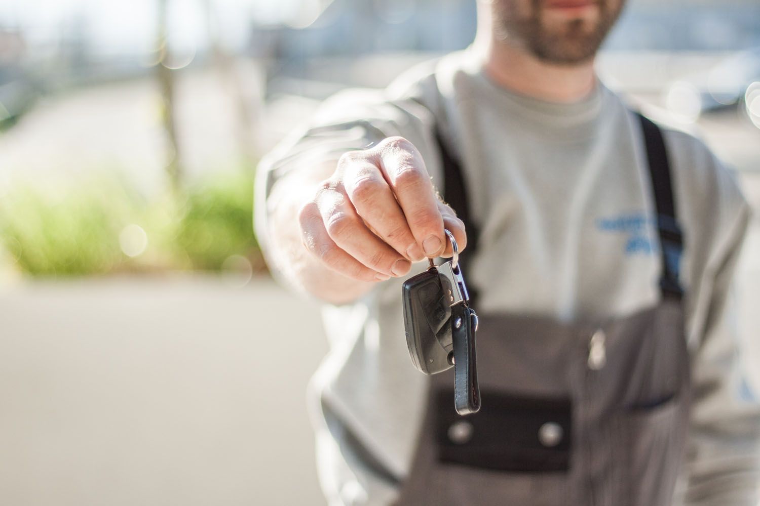 Un empleado entrega las llaves de un coche de alquiler / PEXELS