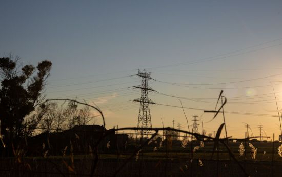 Un poste de electricidad para transportar la luz / EP
