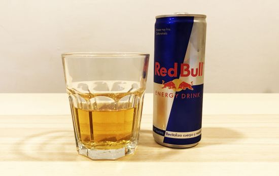 Detalle del color de la bebida energética de Red Bull / CG