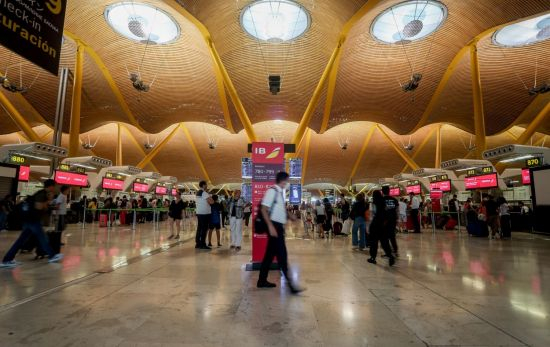 Pasajeros de Iberia Express esperan para recoger sus tarjetas de embarque en el Aeropuerto Adolfo Suárez Madrid-Barajas / EP Pasajeros de Iberia Express esperan para recoger sus tarjetas de embarque en el Aeropuerto Adolfo Suárez Madrid-Barajas / EP