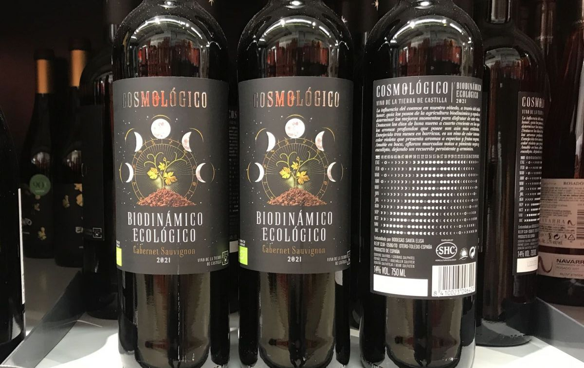 Botellas del vino Cosmológico biodinámico y ecológico que se vende en Lidl / CG