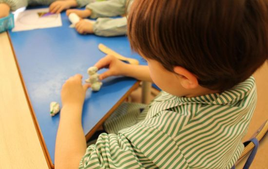 Un niño juega en un colegio / CG