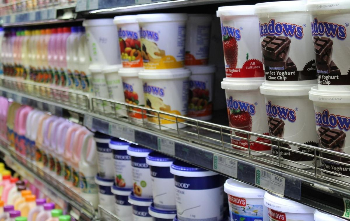 Yogures en una estantería de supermercado / PEXELS