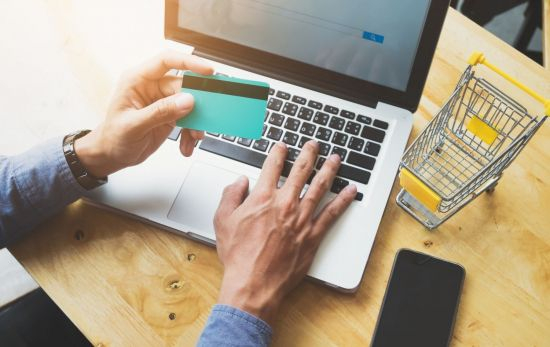Un hombre hace la compra online / FREEPIK Un hombre hace la compra online / FREEPIK