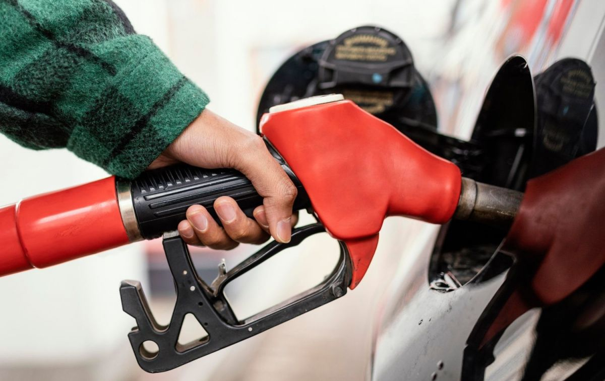 Una persona llena el depósito de gasolina / FREEPIK Una persona llena el depósito de gasolina / FREEPIK
