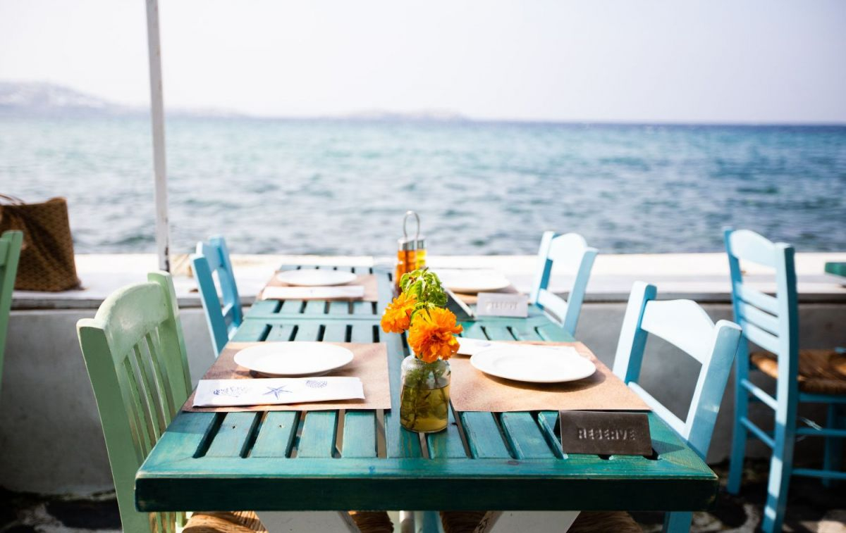 La mesa junto al mar de un restaurante en el que han aumentado las reservas / UNSPLASH