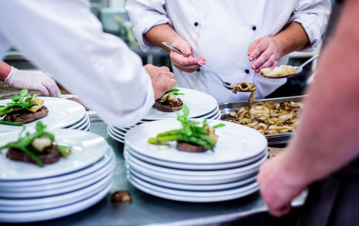 Un chef prepara un menú en un restaurante con Estrella Michelin / PEXELS