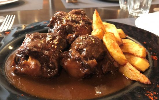 Un plato de rabo de toro / Guía Maximin Un plato de rabo de toro / Guía Maximin