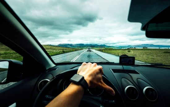 Un hombre al volante para conducir un coche / UNSPLASH