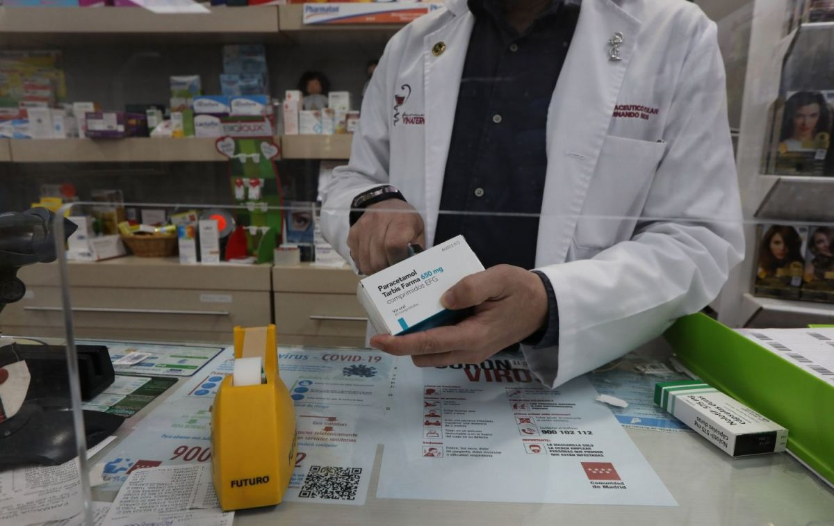 Una farmacia vendiendo una caja de paracetamol / EP