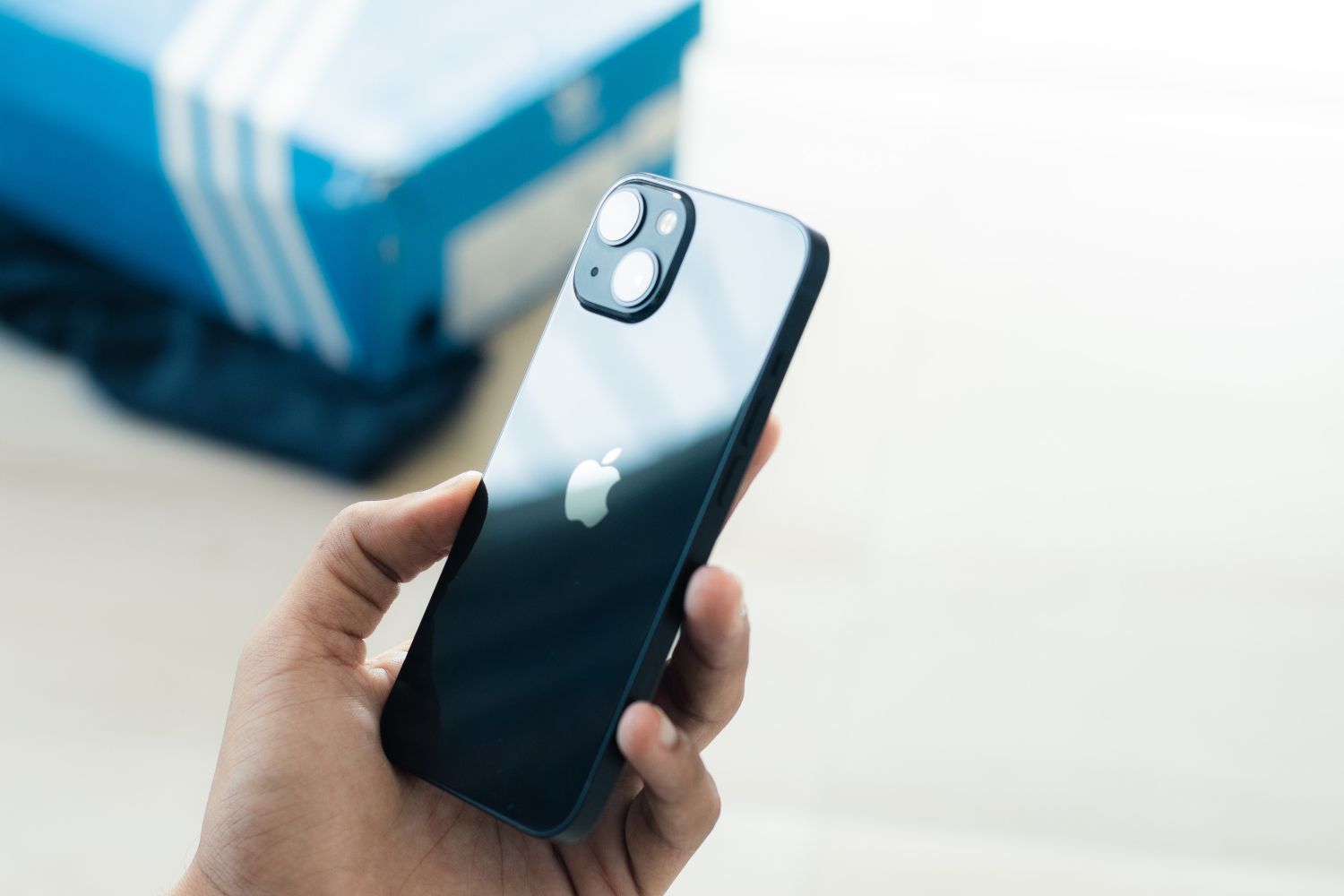 Una persona sostiene un iPhone / UNSPLASH Una persona sostiene un iPhone / UNSPLASH