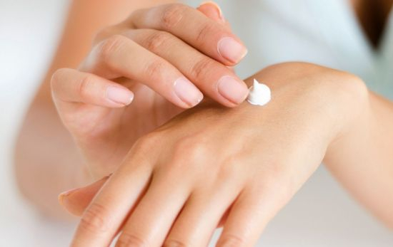 Una persona preocupada por cuidar su piel / PEXELS Una persona preocupada por cuidar su piel / PEXELS