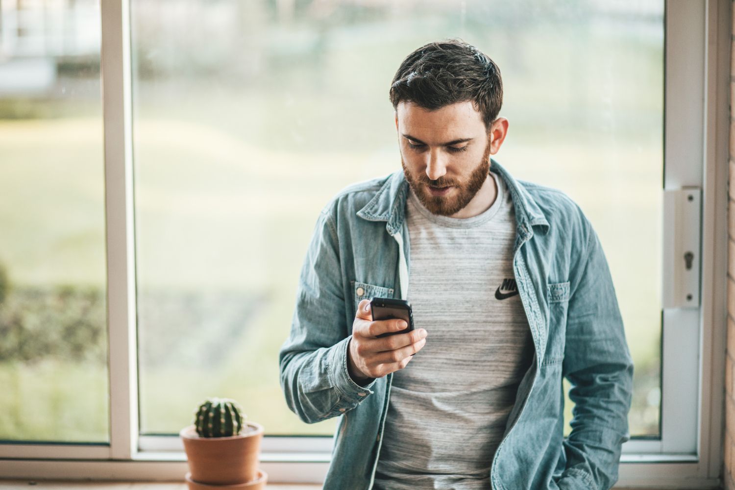 Un hombre ve un anuncio de un apartamento falso en Wallapop / UNSPLASH