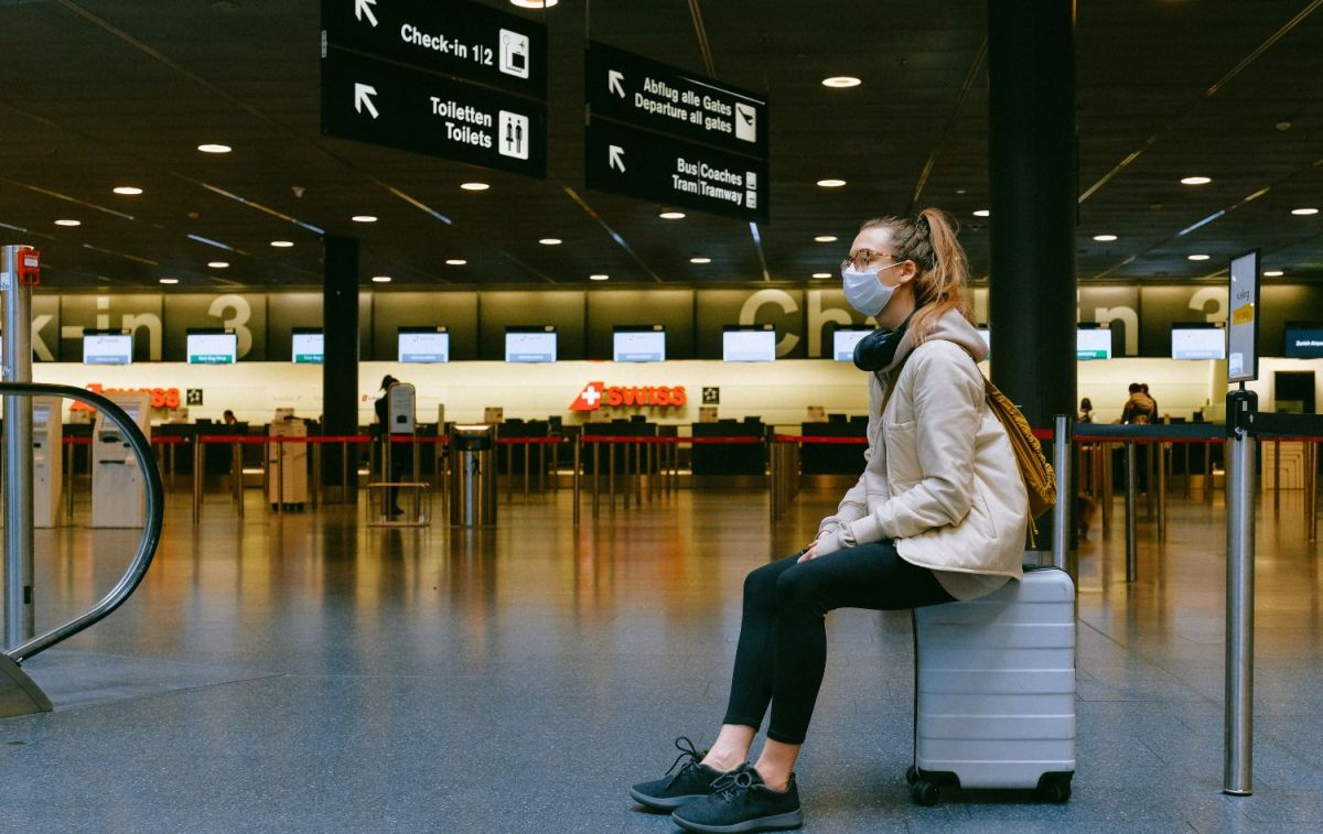 Una mujer espera en un aeropuerto después de que su vuelo haya sido cancelado / PEXELS